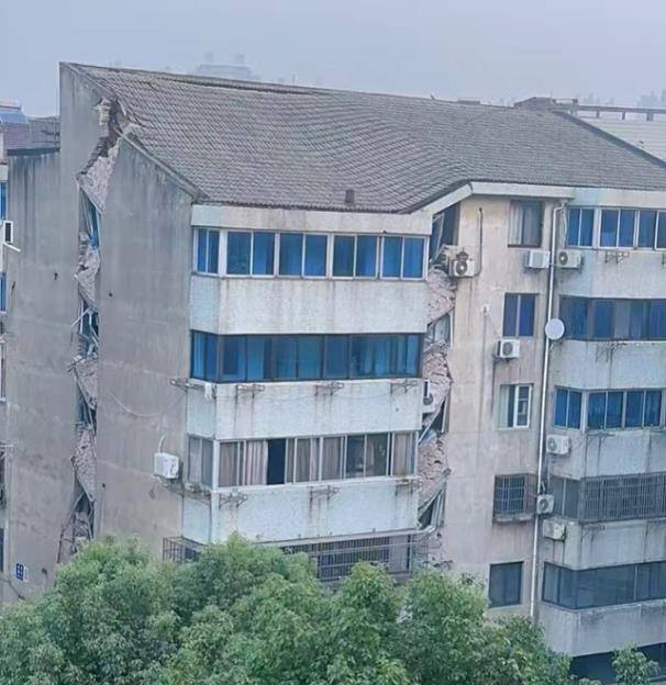镇江一小区楼栋发生沉降居民撤离,墙体严重变形露出砖块,附近商户:小区有二三十年历史