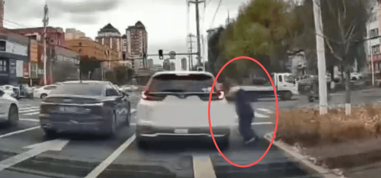 老人一路小跑追车,与车接触后倒地,疑似碰瓷,后车行车记录仪拍下全程......