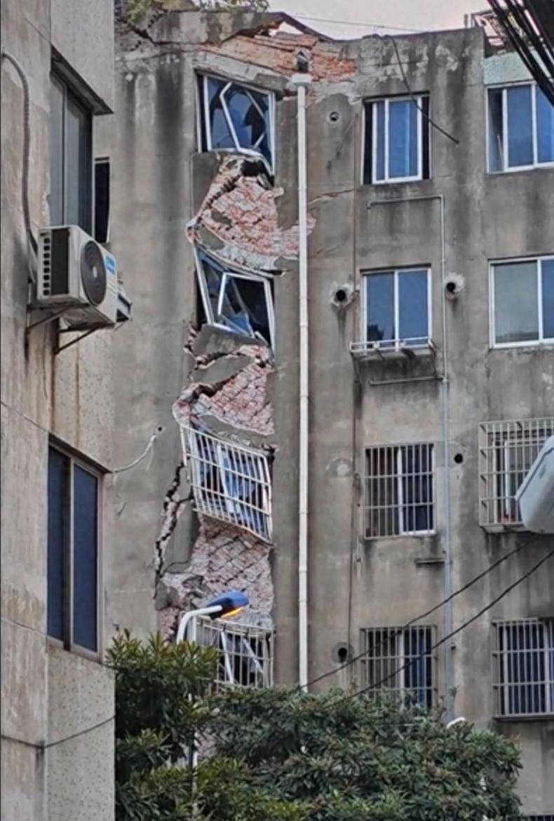 “楼栋沉降开裂”最新进展:居民已搬离