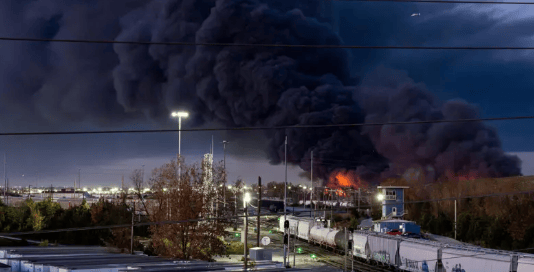 美国一货运飞机坠毁，造成3死11伤，涉事飞机为1991年制造