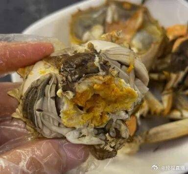 浙大食堂8.8元一只的螃蟹引热议，工作人员回应：并非刻意与校外比价，天气转冷已停售