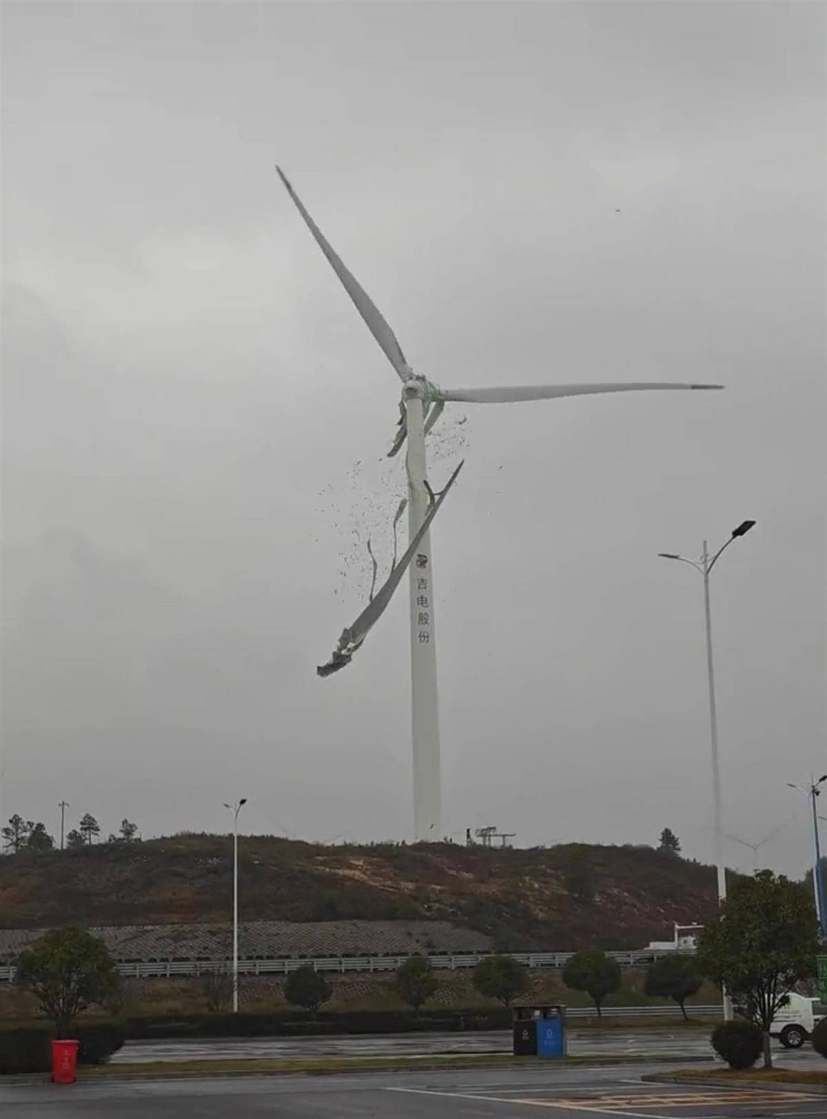 九江一架风力发电机叶片空中断裂,目击者称“玻璃纤维满天飞”,当地:正在处理