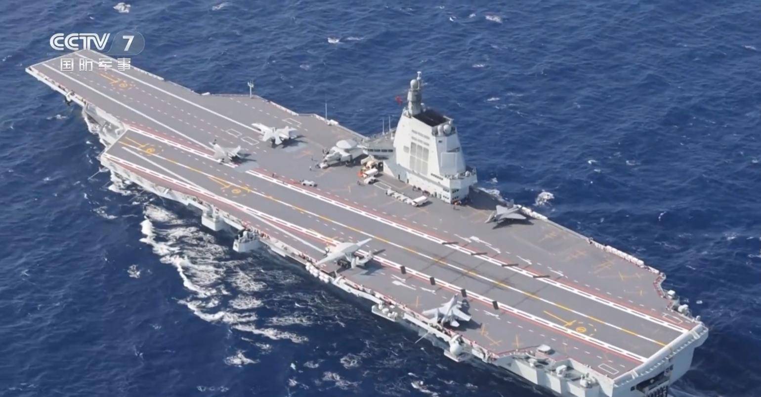 跑了!中国海军福建舰服役后,尼米兹号离开黄岩岛,后撤1000公里