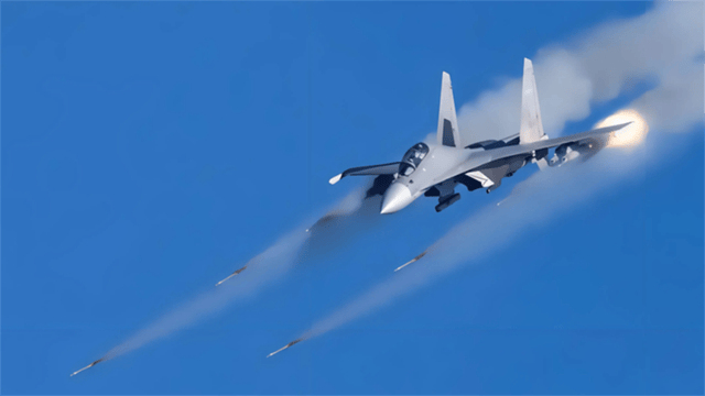 不惜一切守好国门!歼16挂弹升空,火力值拉满,敌机狼狈逃窜