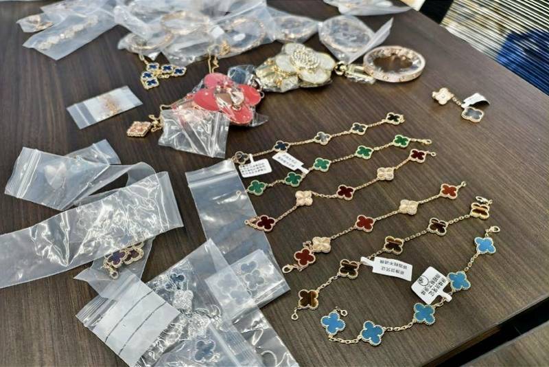 上海警方查获5万多件假冒“梵克雅宝”,涉案超7000万元