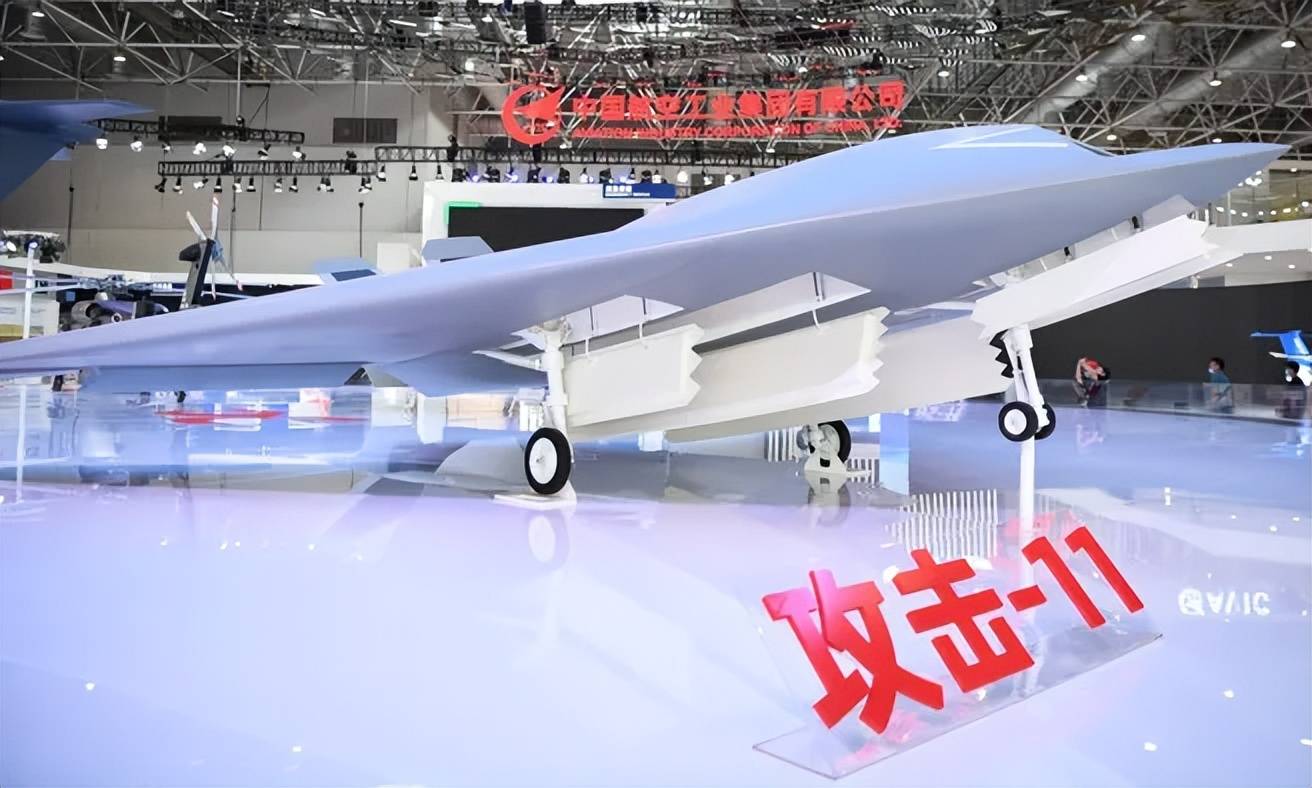 代号“玄龙”!攻击-11官宣服役,与歼-20、歼-16编队飞行