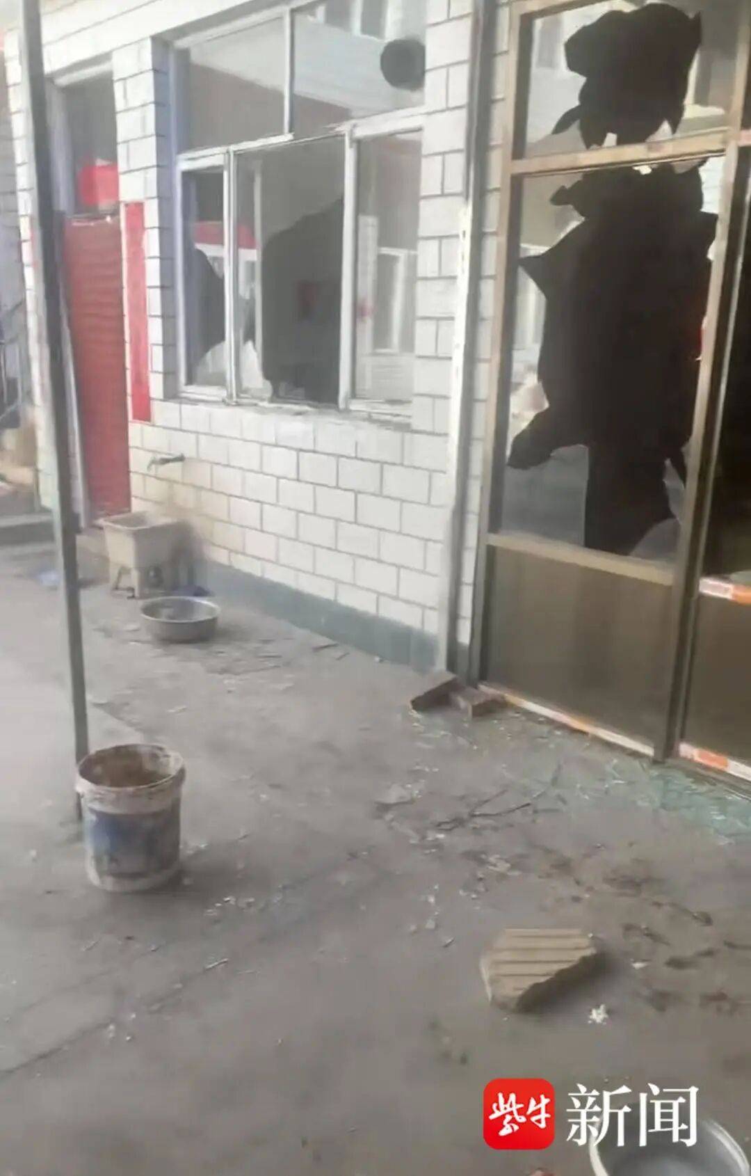 狗咬人被摔死，狗主人与多人上门打砸遭“反杀”！其妻后悔自责，双方各执一词