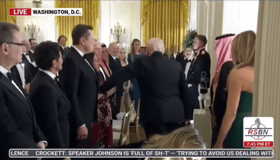 “特马”又同框!马斯克现身白宫 出席特朗普与沙特王储晚宴