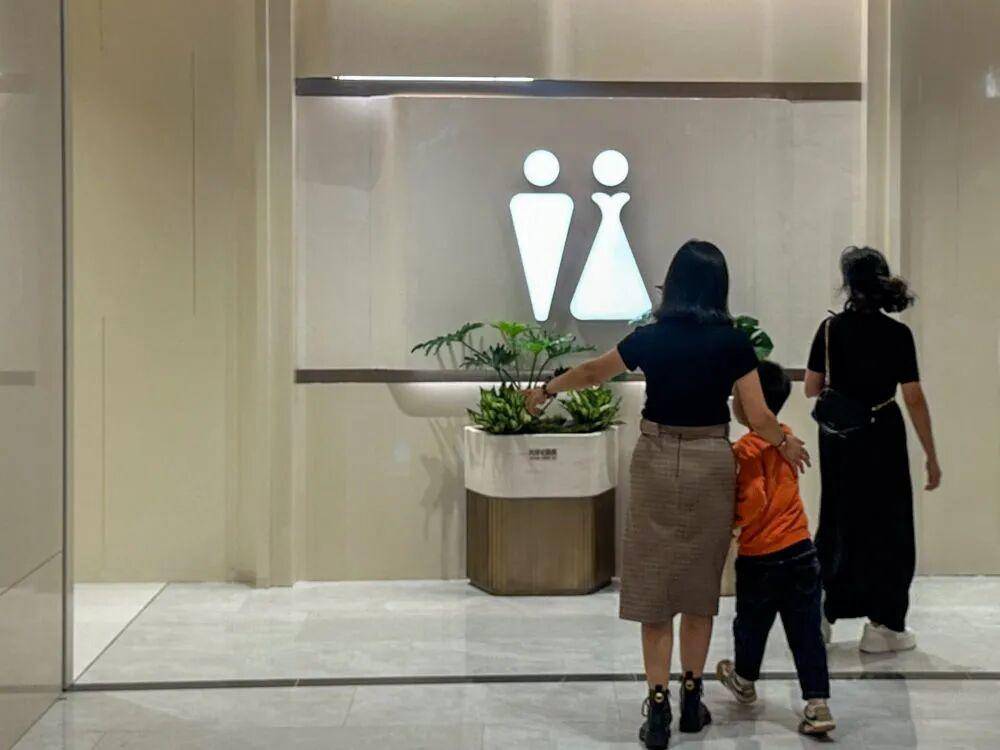 “我只想上个厕所，别考我了行不行！”