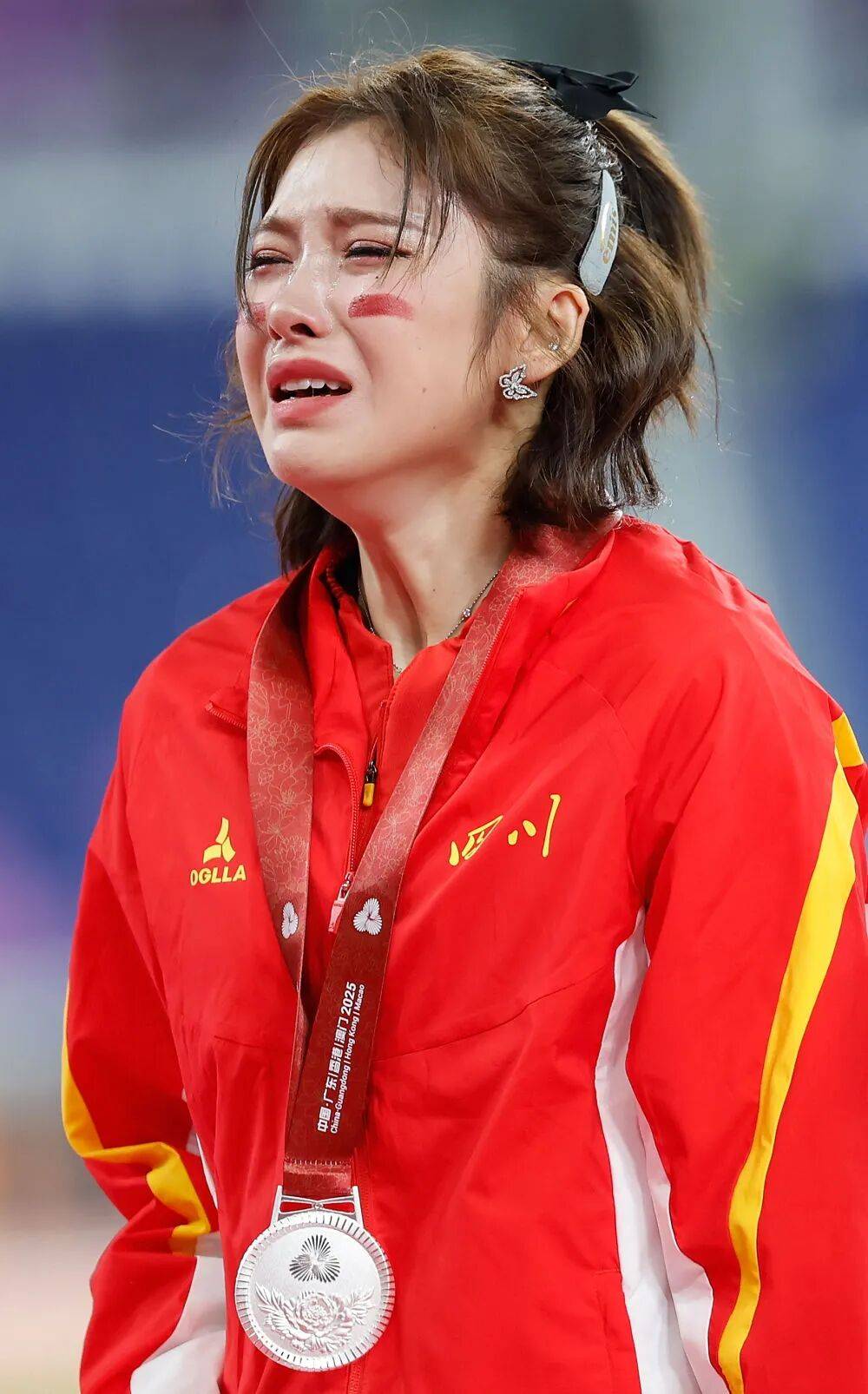 吴艳妮摘银颁奖台上仰面爆哭,三届全运会无缘金牌,回应“能否坚持下一届”;刘景扬夺冠后称不是“黑马”,妈妈激动落泪:没人看好她