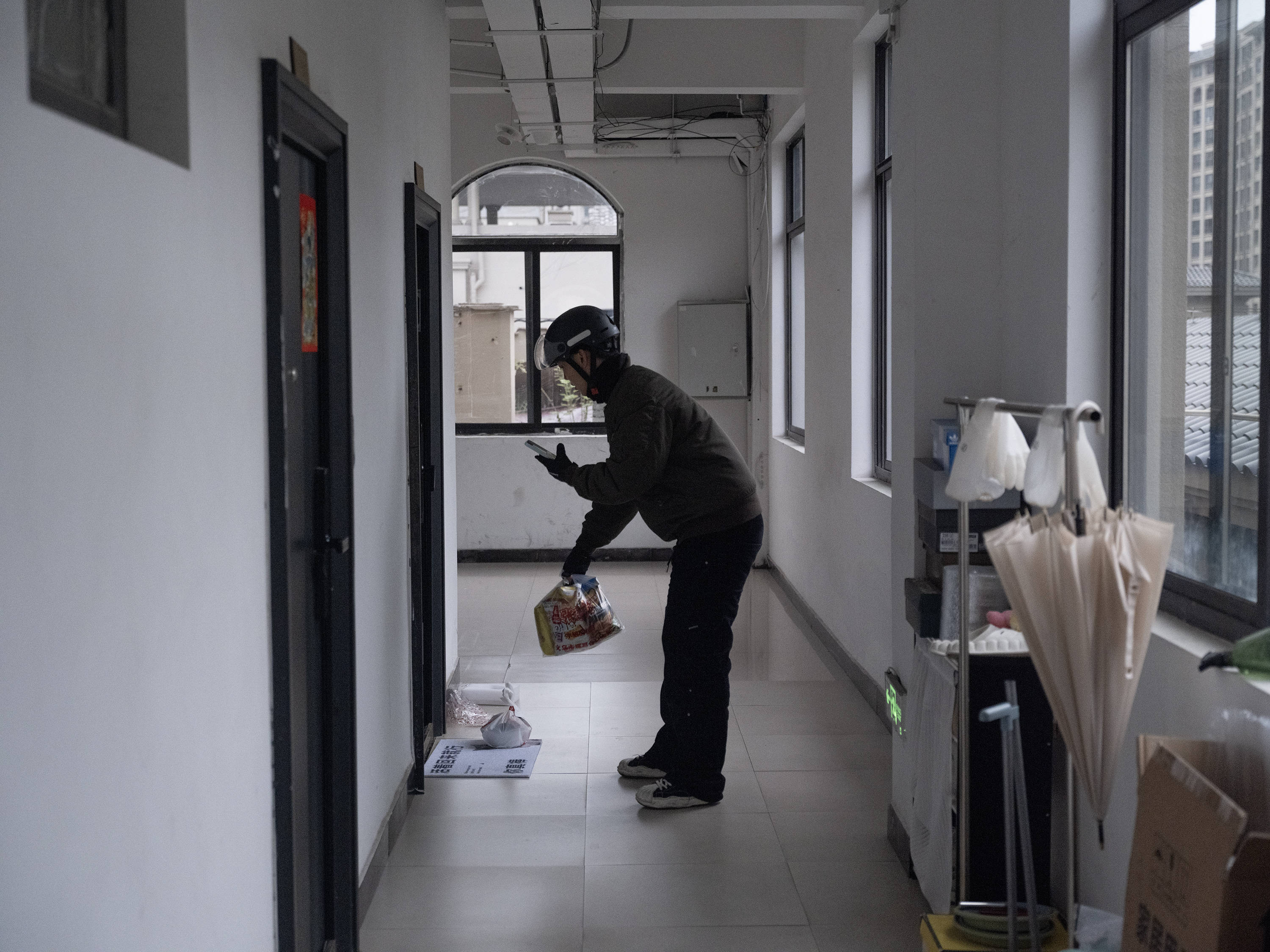 工人父母砸20万培养 00后演员没戏拍送外卖