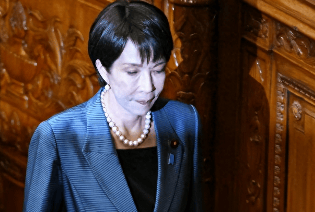 最后2天，高市早苗对中日见面还不死心，外交部直接一句话终结，这2个字相当妙