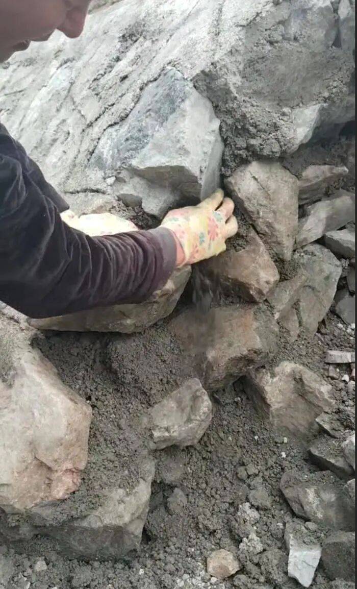 辽宁丹东一高速被指征占村土地后水渠护坡恢复质量差,中铁广州工程局回应