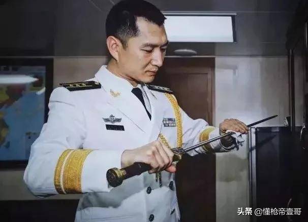 解放军新兵入役人手一把“大宝剑”，网友：英雄配宝剑｜轻武专栏