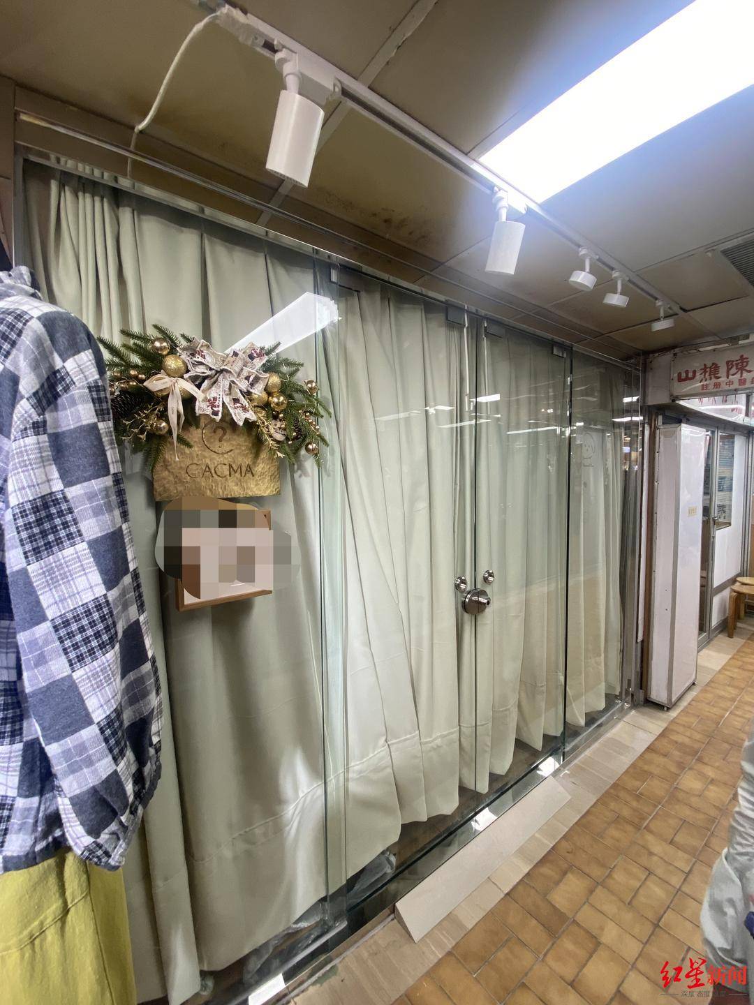 香港消防员何伟豪殉职后,女友关了服装店 朋友:她心情不好,短期不会回来开店了