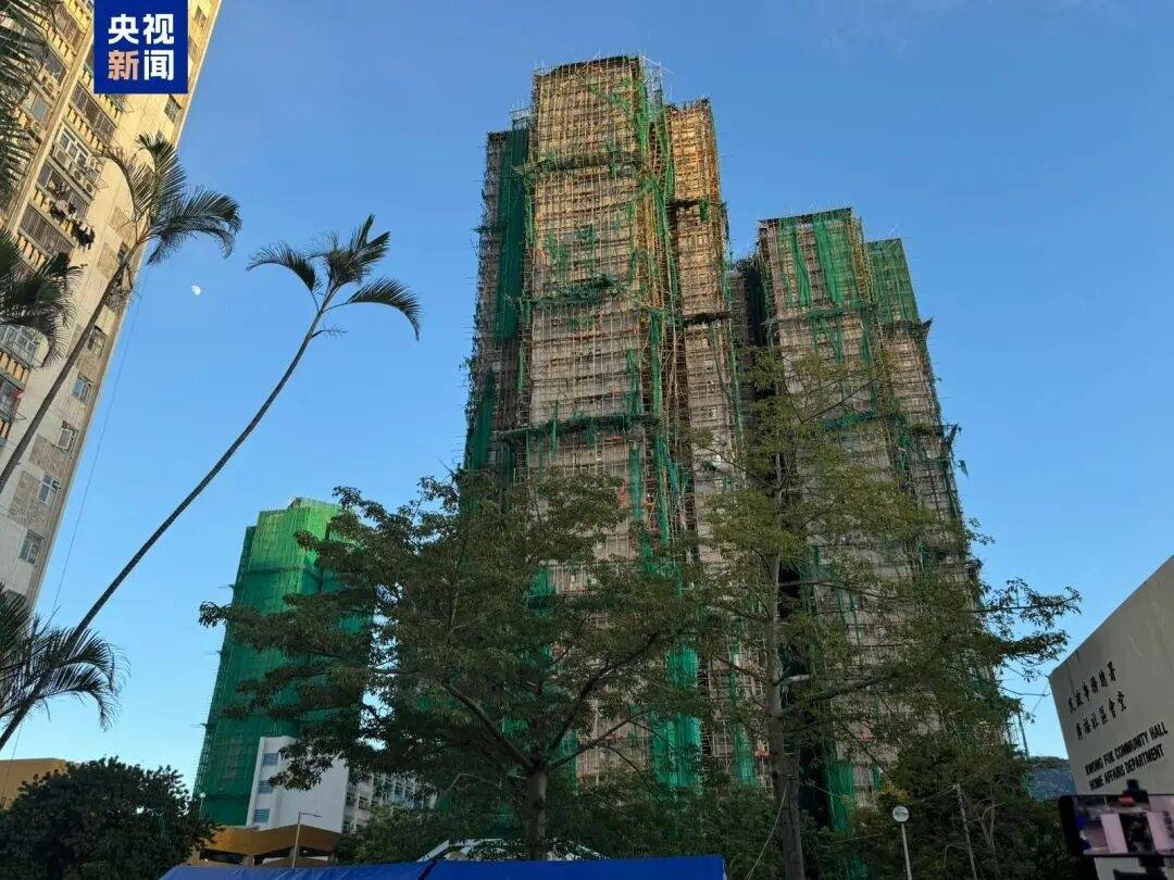 香港火灾已致151人遇难,发言人哽咽说抱歉:不排除最后未必能将所有失联人士带出来