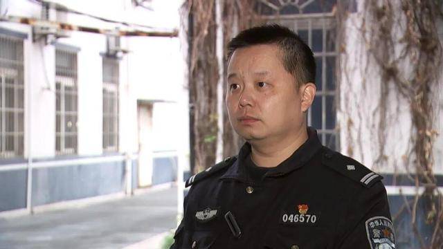砰!浙江女子刚坐进车里,一把菜刀砸在眼前,随后剪刀又飞来