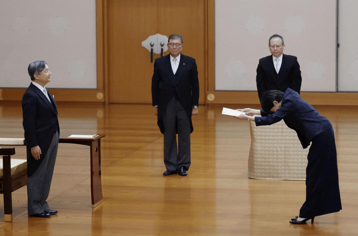 日本天皇急召高市早苗,有要事托付,美国提醒日本,小心被中国揍