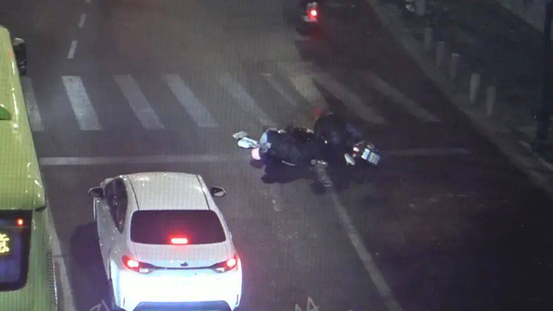 北京一男子将人撞骨折后逃逸,事后称没时间报警:“怕她耽误我事”