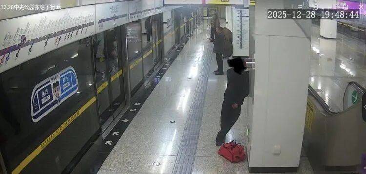 重庆一男子酒后连续三次按压紧急停车按钮，致进站列车紧急制动！罚款500元