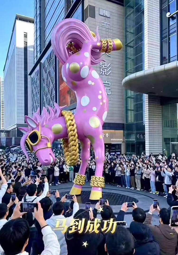 太原一商场马年雕塑被连夜拆除,生产厂家:暂存厂里,有很多人想买