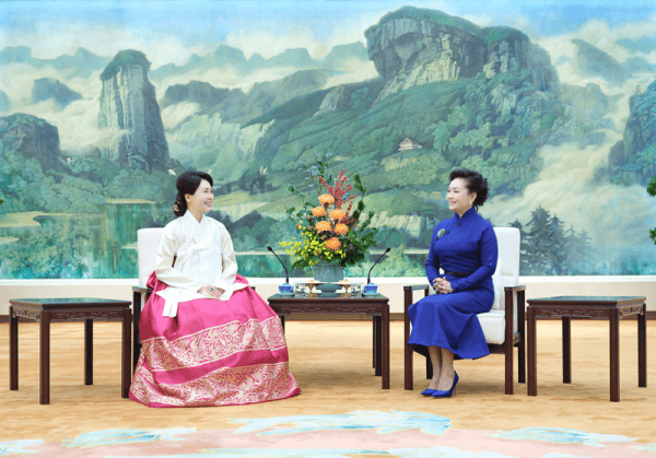 彭丽媛同韩国总统夫人金惠景茶叙(2026-01-05)