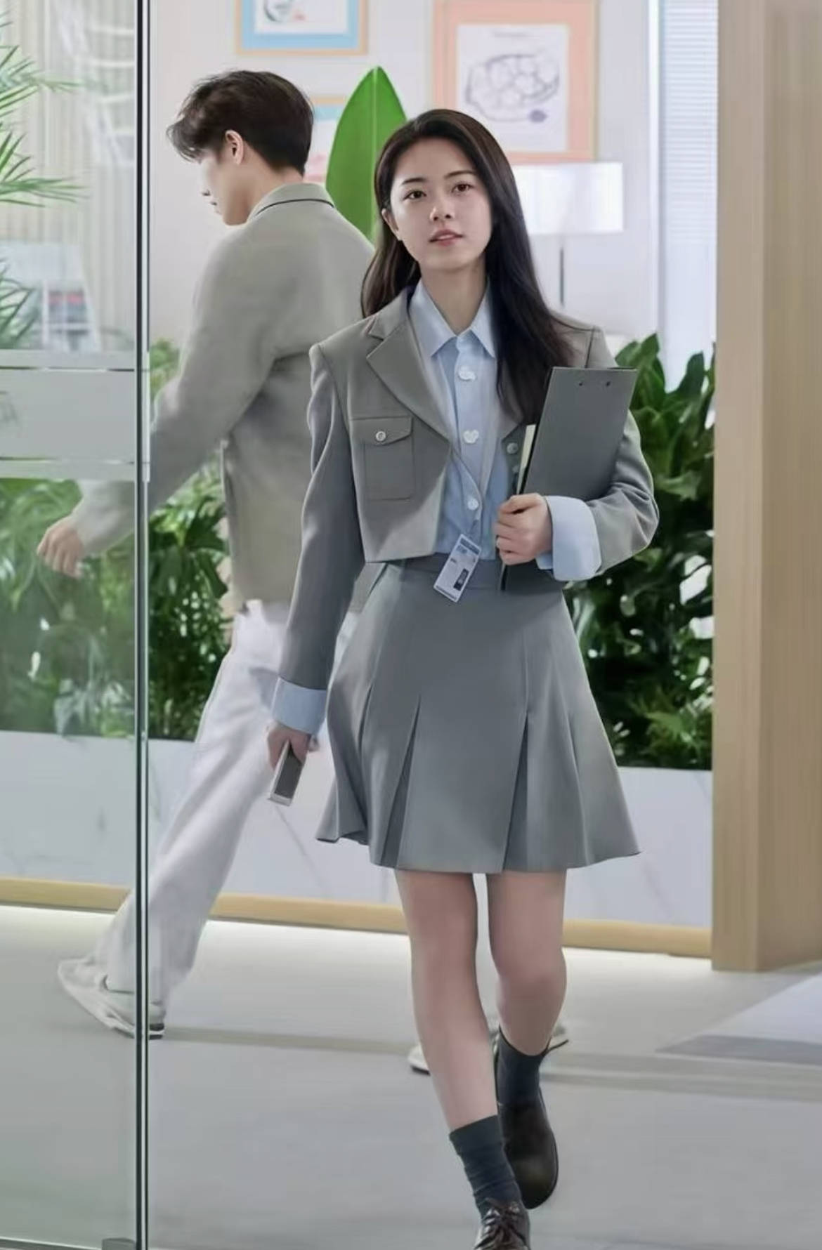 江浙沪富家女与企二代联姻如此甜,比撒糖戏码更有看头的是赵今麦的穿搭!