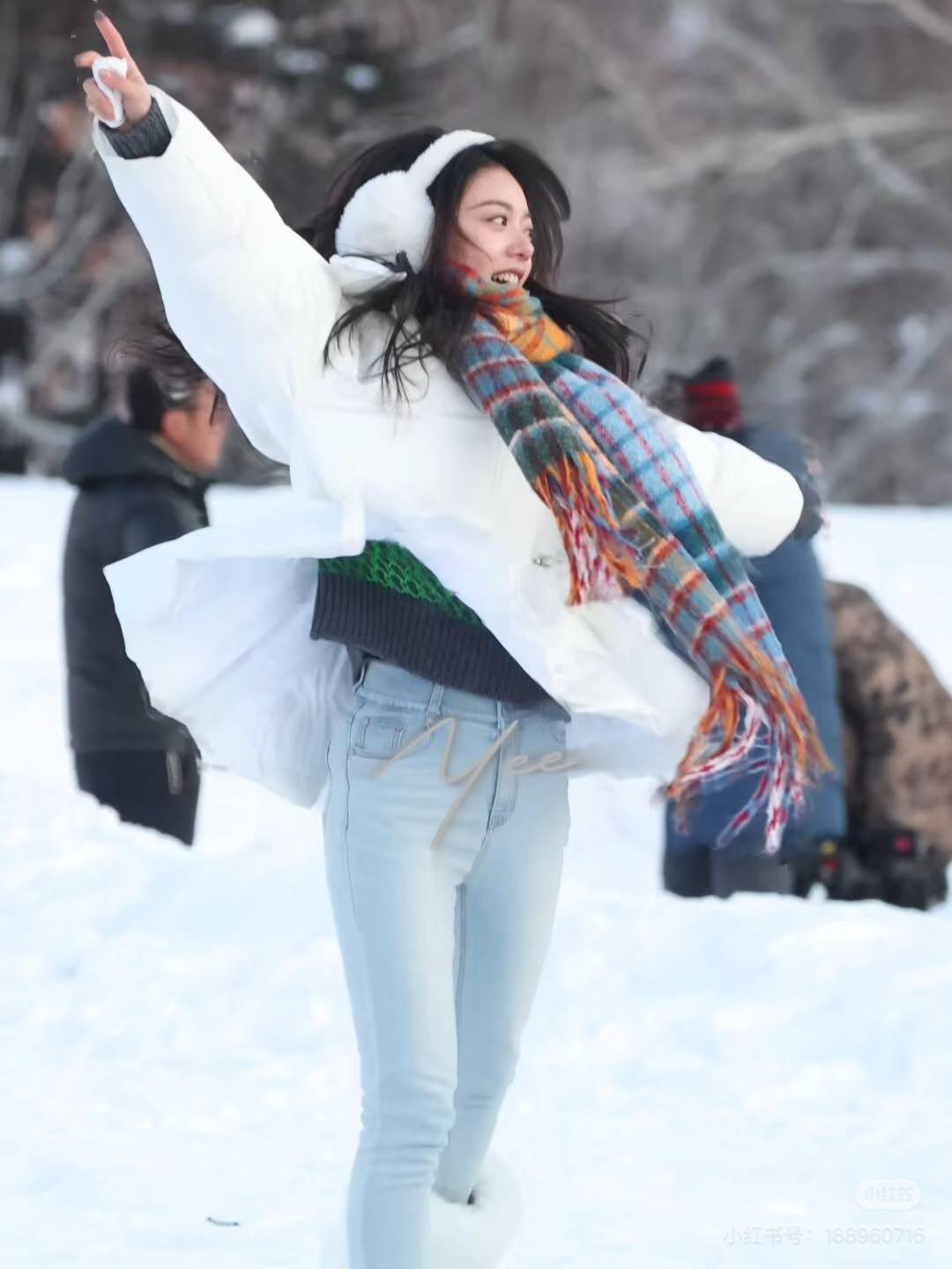 江浙沪富家女与企二代联姻如此甜,比撒糖戏码更有看头的是赵今麦的穿搭!