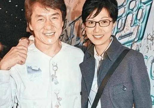 考古|小龙女正式与成龙和解?被曝生活拮据遭父亲经济支援,叛逆多年的她终成熟