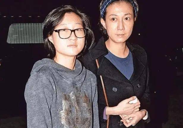 考古|小龙女正式与成龙和解?被曝生活拮据遭父亲经济支援,叛逆多年的她终成熟