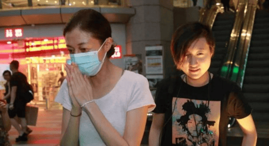 考古|小龙女正式与成龙和解?被曝生活拮据遭父亲经济支援,叛逆多年的她终成熟