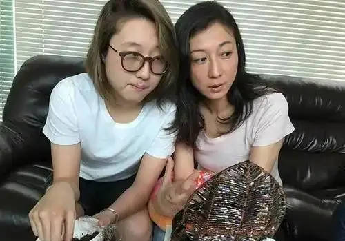 考古|小龙女正式与成龙和解?被曝生活拮据遭父亲经济支援,叛逆多年的她终成熟