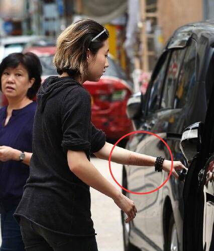 考古|小龙女正式与成龙和解?被曝生活拮据遭父亲经济支援,叛逆多年的她终成熟