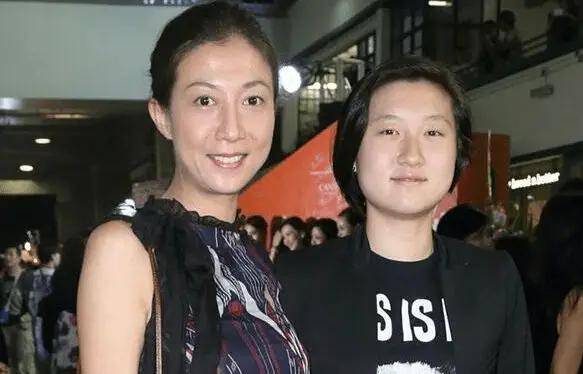 考古|小龙女正式与成龙和解?被曝生活拮据遭父亲经济支援,叛逆多年的她终成熟