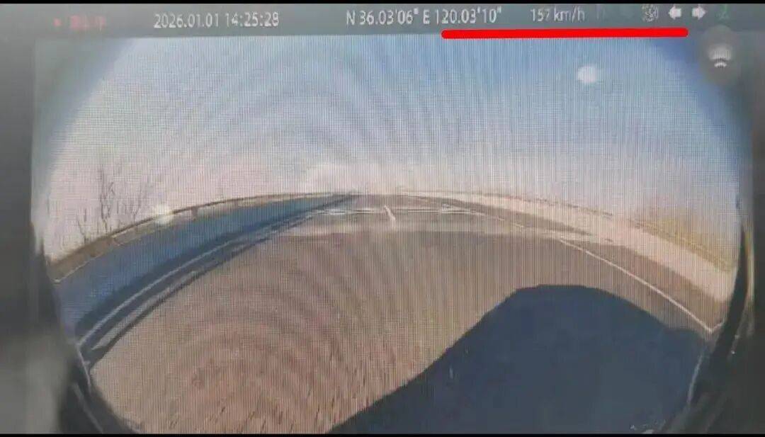 惊险!青岛一高速枢纽,一辆车以157km/h过弯道,旋转两圈差点“飞”到桥下!
