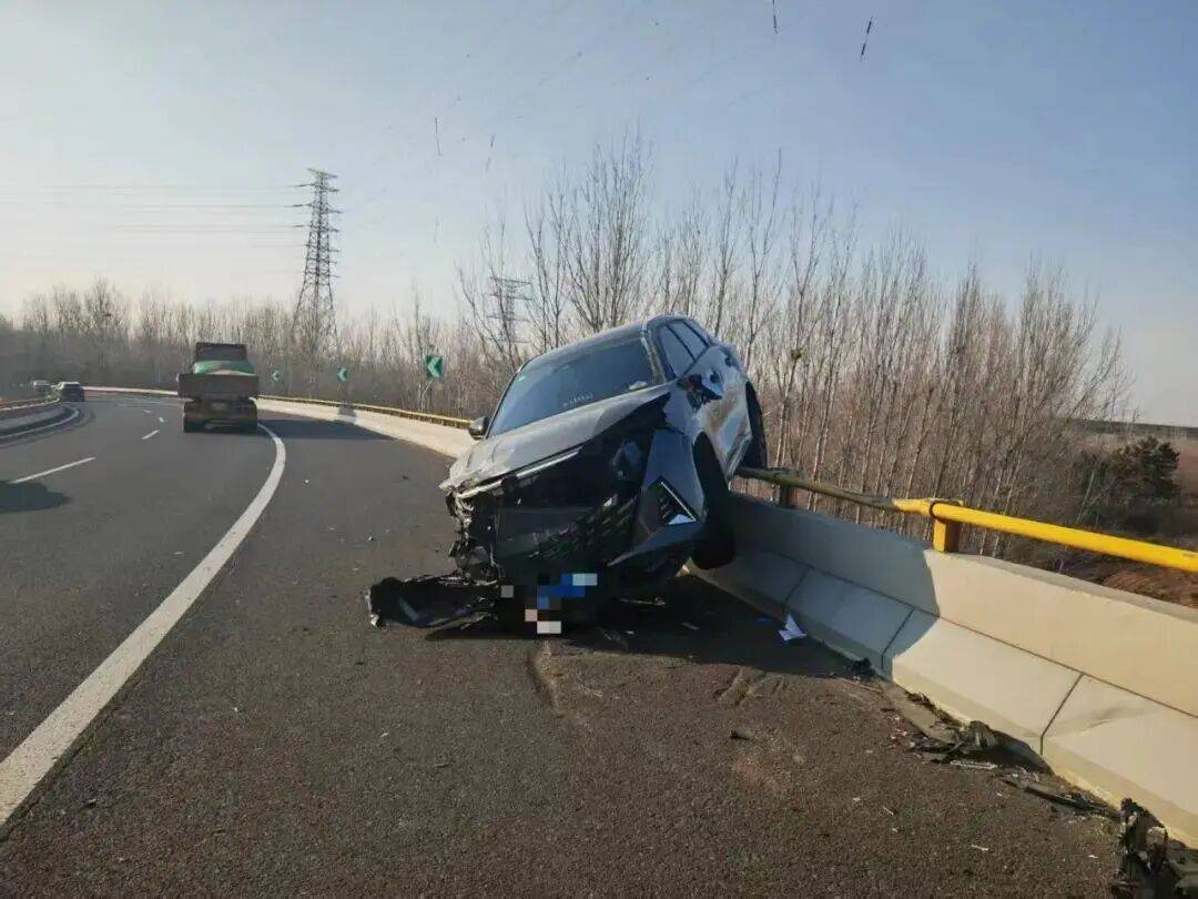 惊险!青岛一高速枢纽,一辆车以157km/h过弯道,旋转两圈差点“飞”到桥下!
