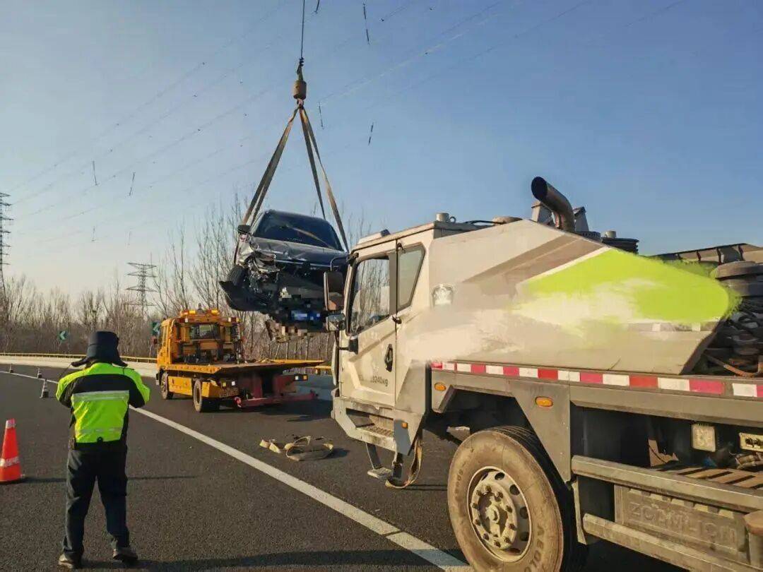 惊险!青岛一高速枢纽,一辆车以157km/h过弯道,旋转两圈差点“飞”到桥下!