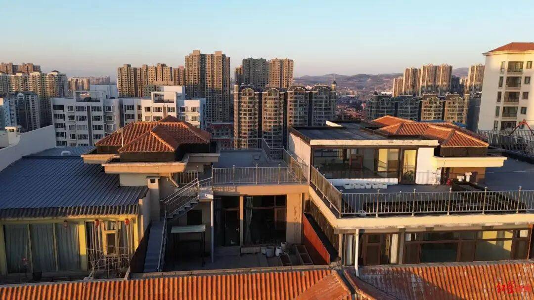 山西一小区被曝多个顶楼住户违规加盖房屋:有的甚至修建成阁楼,致几十户房子墙面裂缝