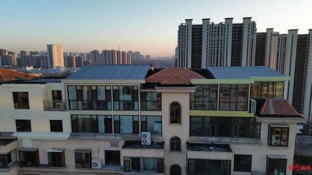 山西一小区被曝多个顶楼住户违规加盖房屋:有的甚至修建成阁楼,致几十户房子墙面裂缝