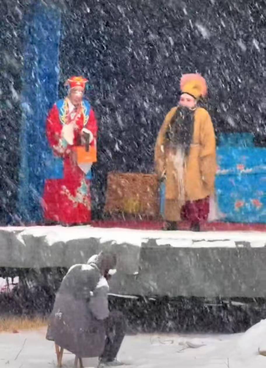 豫剧团-8℃暴雪天演出,台下仅一名观众坚守4小时看完全程,团长:无论有没有观众,都要坚持唱完