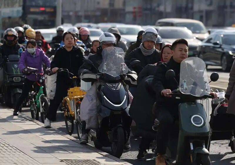 北京市民请注意!五一起骑乘电动自行车须佩戴安全头盔