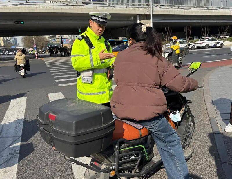 北京市民请注意!五一起骑乘电动自行车须佩戴安全头盔