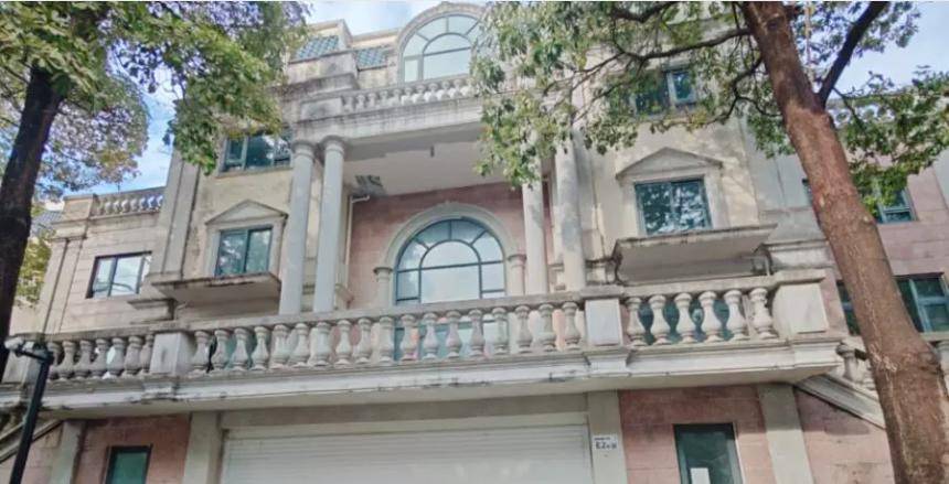 竞拍者叫价6003万元抢到深圳高端别墅后悔拍,758万元保证金打水漂,竞拍时曾一次性加价达2211万元,拍卖方回应