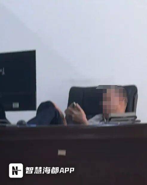 海口市税务局一工作人员疑上班翘脚玩手游，官方回应：正在调查处理