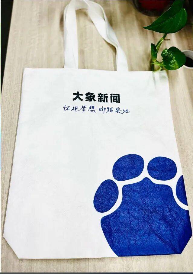 海口市税务局一工作人员疑上班翘脚玩手游，官方回应：正在调查处理