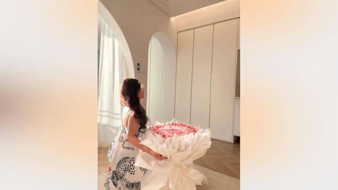 25岁海归男子恋上浙江离异老板娘,分手后追讨12万:每个月给她点外卖都要五六千,对方却没转过一分钱,每次转账还要写自愿赠与,准备起诉