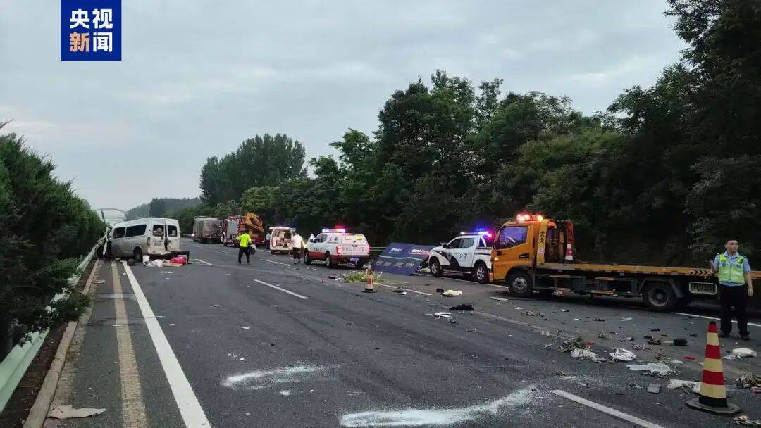 客车(核载9人,实载16人)追尾前方半挂货车致13死3伤,车主已被公安机关控制