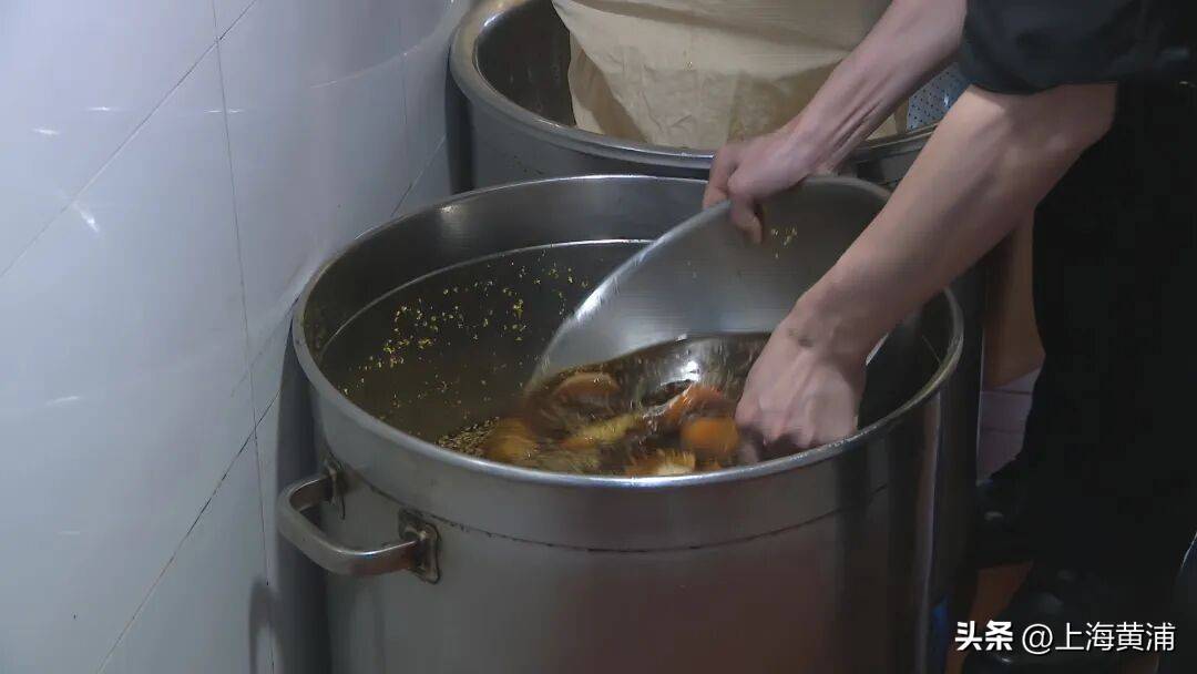 气温已超32度!为啥上海人顶着烈日也要排队?就为这口夏日专属“鲜味”,“吃了就觉得很爽”!