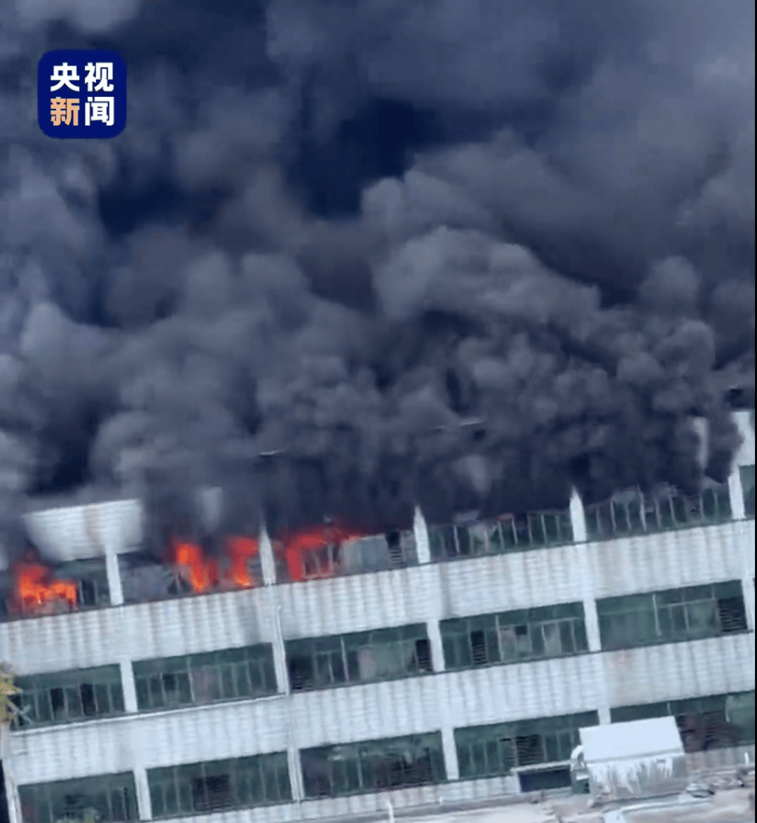 一鞋厂突发火灾,造成人员伤亡,183人正在全力扑救