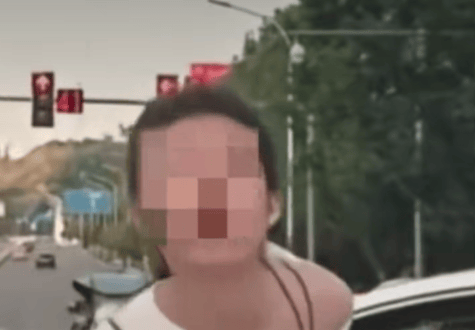 重庆通报“女子挡道指挥加塞”:陈某(女,25岁)被行拘,其丈夫邓某(男,33岁)驾车跨实线变道加塞通行,被罚款并记分